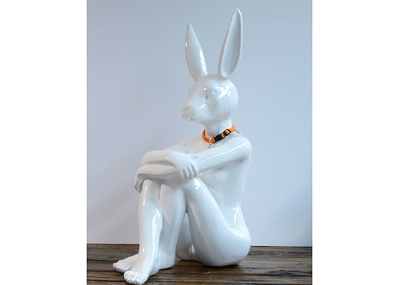 Chiny Painted Rabbit Man Outdoor Rzeźba z włókna szklanego Fantasy Artwork Life Size dostawca