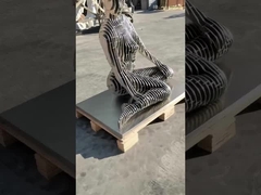 Duża nowoczesna abstrakcyjna metałowa rzeźba ludzka