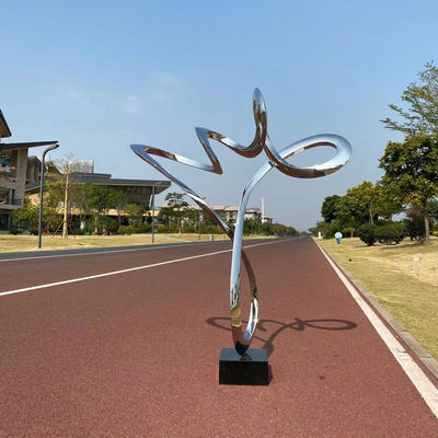 Dobra cena. Dekoracyjna rzeźba z lustrzanej wstążki ze stali nierdzewnej z czarną podstawą kamienną w Internecie