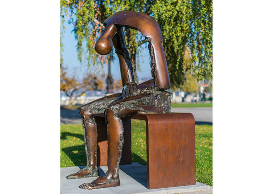 Dobra cena. Naturalna wielkość odlewana z brązu mężczyzna siedzący na ławce statua w Internecie