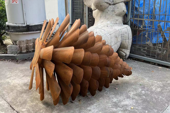 Sztuki ogrodowe Ozdoby zewnętrzne Corten Steel Rusty Pine Cone Sculpture