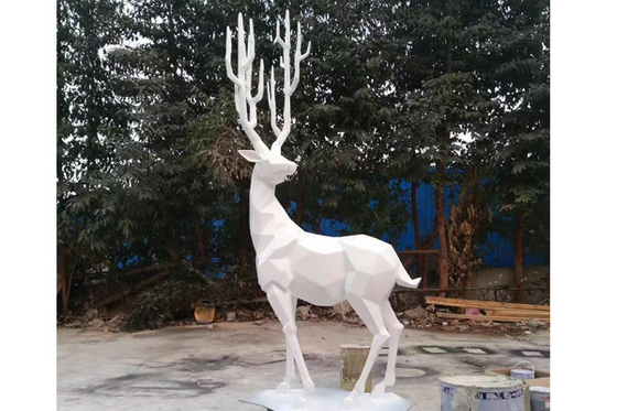 Rzeźba zwierzęca zewnętrzna Fiberglass Statuetka jelenia Biały kolor
