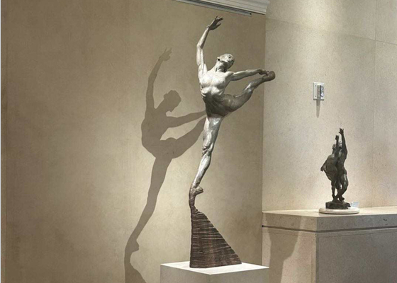 Dobra cena. Dekoracyjna bronzowa rzeźba balleriny na zewnątrz i wewnątrz budynku w Internecie