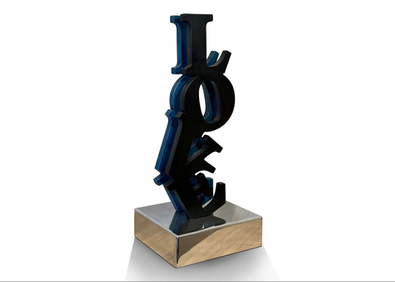 Artystyczne dekoracje Czarny i niebieski ze stali nierdzewnej Love Sculpture z polerowaną podstawą