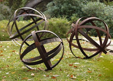 Dobra cena. Hollow Corten Stalowa piłka trawnikowa Rusted Metal Garden Sculptures Niestandardowy rozmiar w Internecie