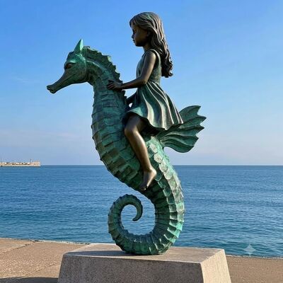 Dobra cena. Naturalnej wielkości brązowa statua dziewczyny jadącej na koniku morskim W Internecie