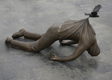Dobra cena. Zaskakująco brązowa statua Metal Man Gravity - przeciwstawiając się artystom rzeźbiarskim w Internecie